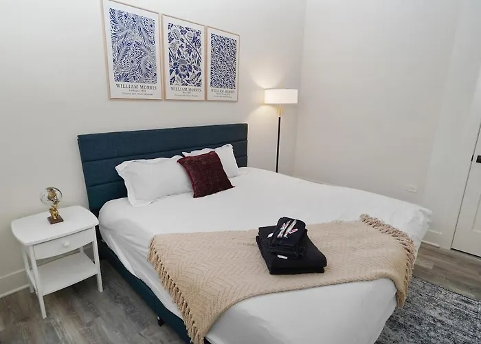 Spacious 5-br Minutes From Mccormick Place Apartment