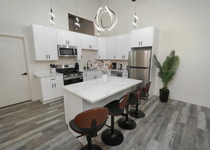 Spacious 5-br Minutes From Mccormick Place Apartment Chicago