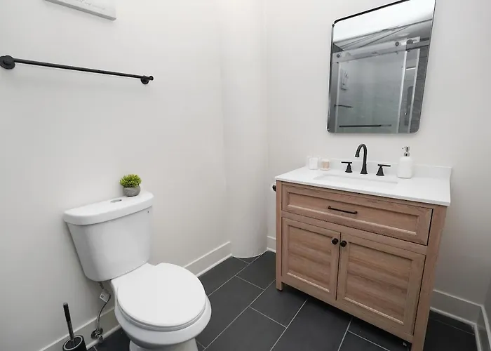 Spacious 5-br Minutes From Mccormick Place Apartment Chicago