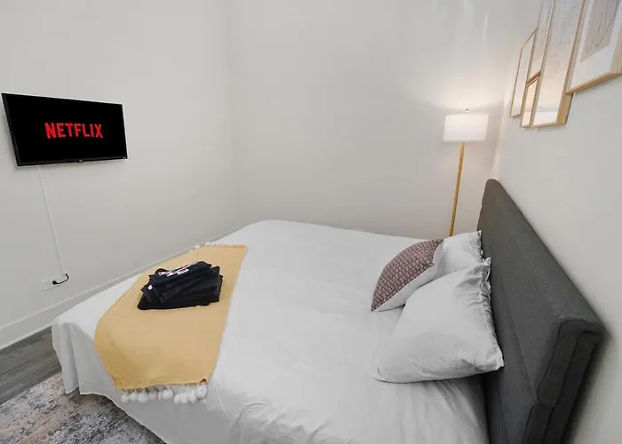 Spacious 5-br Minutes From Mccormick Place Apartment