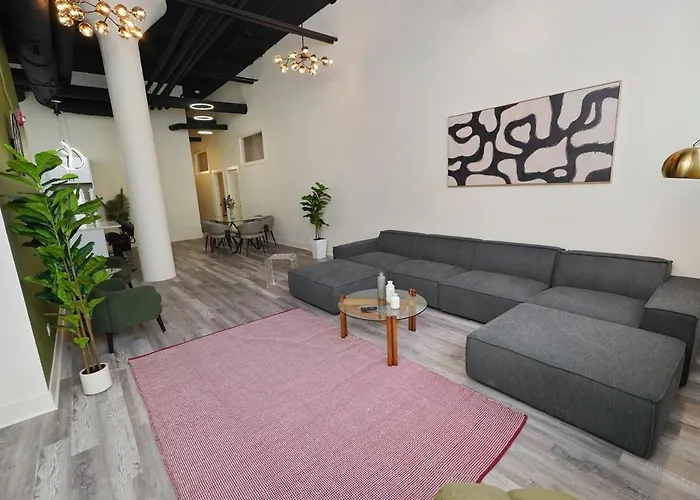 Spacious 5-br Minutes From Mccormick Place Apartment