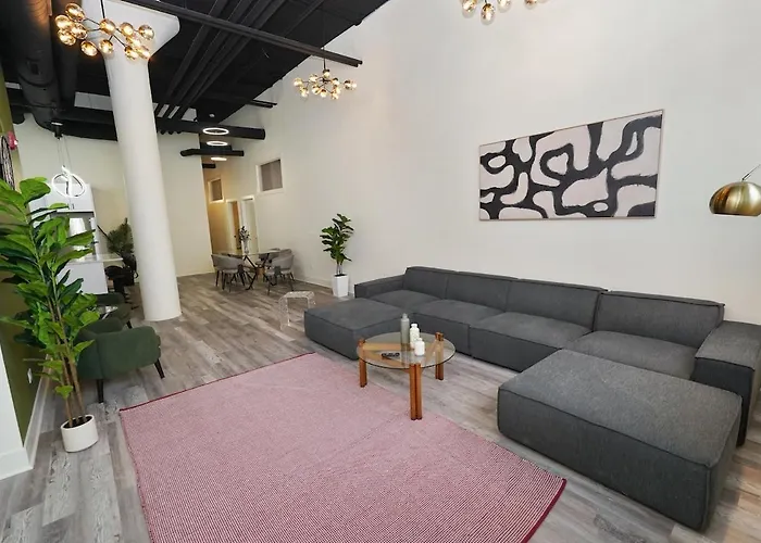 Spacious 5-br Minutes From Mccormick Place Apartment