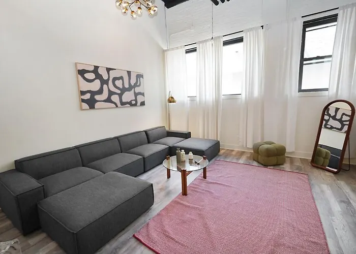 Spacious 5-br Minutes From Mccormick Place Apartment