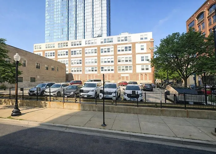 Spacious 5-br Minutes From Mccormick Place Apartment *