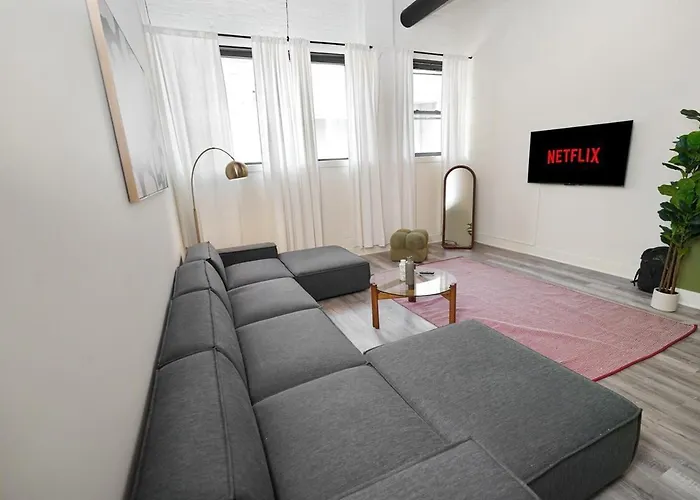 Spacious 5-br Minutes From Mccormick Place Apartment *